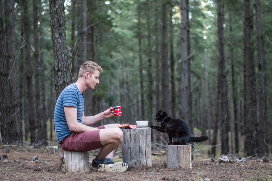 Guy Quits Job and Sells Everything He Owns Just to Travel With His Cat